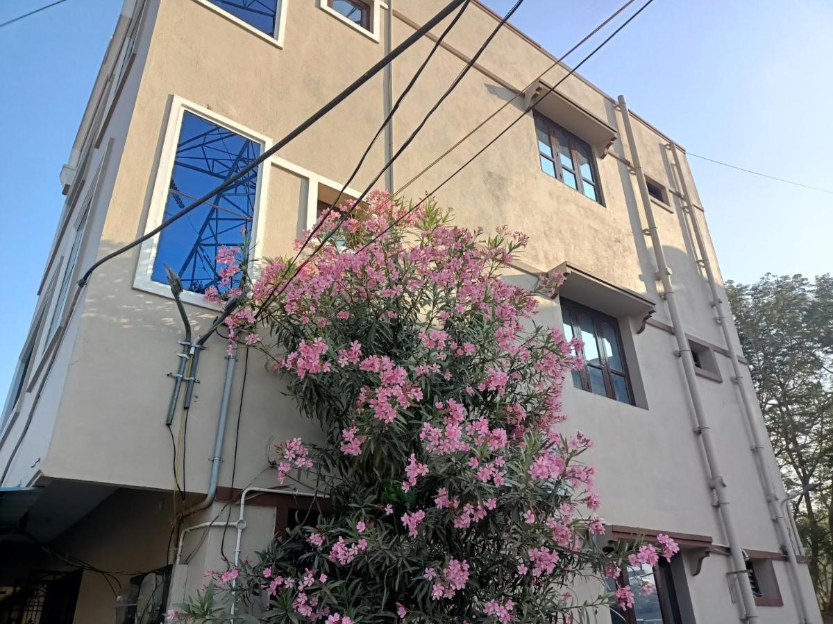 Advik Homestays Tirupati Luaran gambar